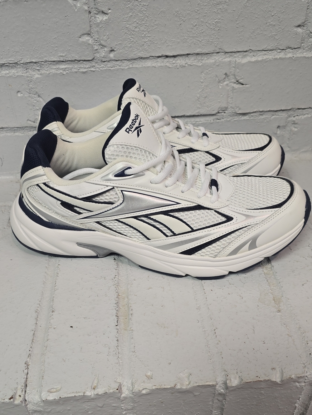 Reebok Mens Belwave White, Silver and Navy Athletic Sneakers.  Size 12. New.